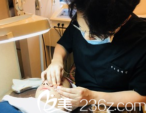 祛痘手術(shù)治療中 祛痘手術(shù)治療中