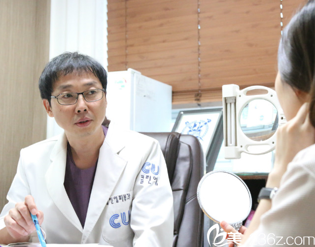 金羲重院長(zhǎng)面診愛美者 金羲重院長(zhǎng)面診愛美者