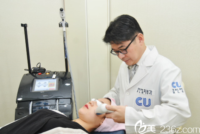 吳定埈院長施術中