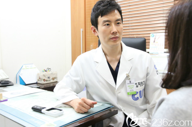 柳正浩院長(zhǎng)面診