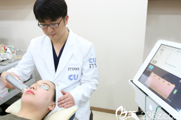 宋敏圭院長(zhǎng)施術(shù)中