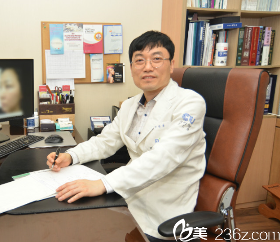 辛鐘勳院長(zhǎng)辦公中 辛鐘勳院長(zhǎng)辦公中