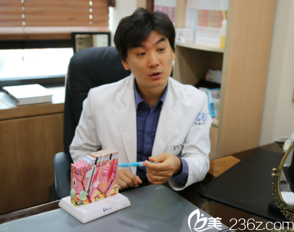 韓光洙院長為求美者分析皮膚問題 韓光洙院長為求美者分析皮膚問題