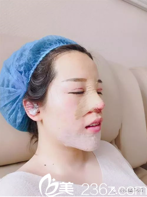 這不，樸圣勛院長剛剛給我做完手術