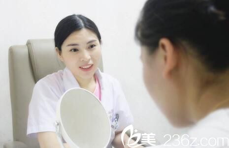 整形醫(yī)院院長(zhǎng)黃普利給顧客面診 整形醫(yī)院院長(zhǎng)黃普利給顧客面診