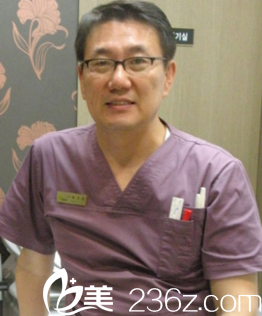 世漣<!--<i data=20240709-sp></i>-->院長黃圭光