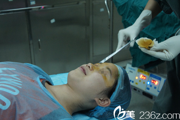 手術(shù)前進行消毒