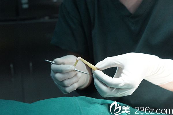 雕刻隆鼻所需的假體