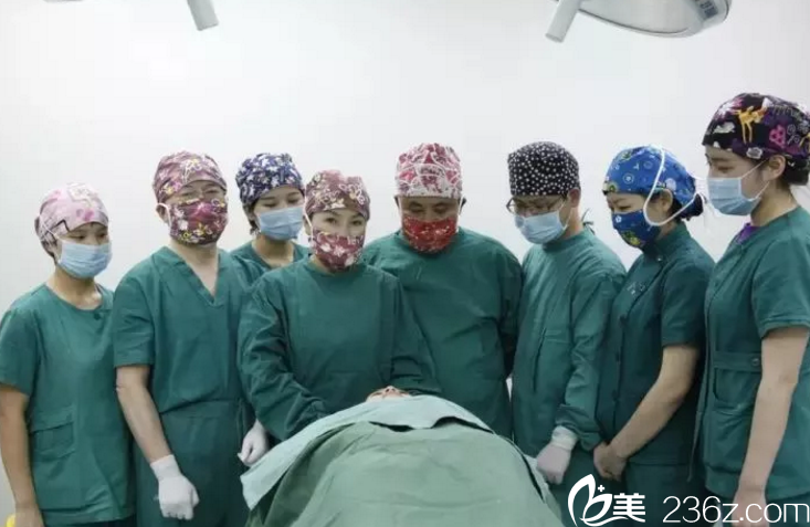 醫(yī)護(hù)團(tuán)隊(duì)