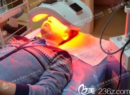 維多利亞LED紅藍光祛痘過程