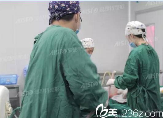 吸脂豐胸手術(shù)中