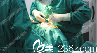 曹衛(wèi)華醫(yī)生給陳女士當(dāng)天手術(shù)照 曹衛(wèi)華醫(yī)生給陳女士當(dāng)天手術(shù)照