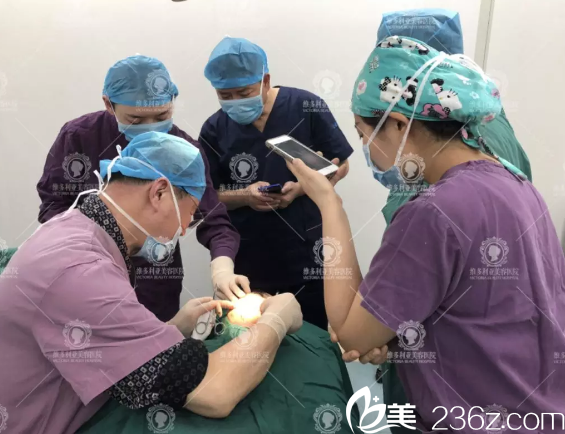 金院長線雕手術過程中 金院長線雕手術過程中