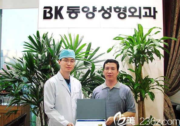 廣州美詩沁醫(yī)療美容醫(yī)院馬滿倉于韓國bk整形醫(yī)院院長合影 廣州美詩沁醫(yī)療美容醫(yī)院馬滿倉于韓國bk整形醫(yī)院院長合影