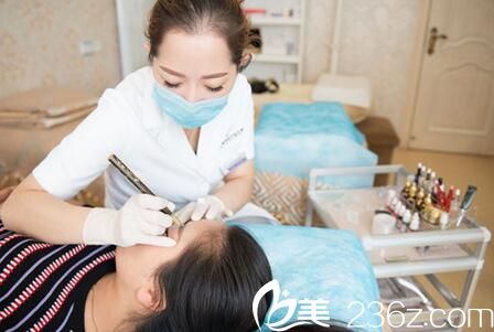 黃星給顧客紋繡中