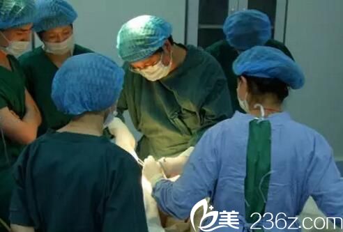 豐金德給顧客做手術(shù) 豐金德給顧客做手術(shù)