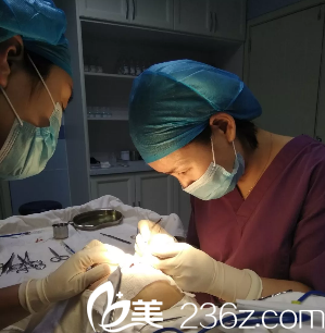 姜際珠醫(yī)生給我做全切雙眼皮開內(nèi)眼角手術(shù)中 姜際珠醫(yī)生給我做全切雙眼皮開內(nèi)眼角手術(shù)中