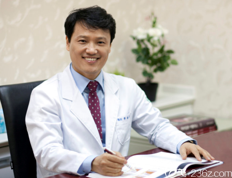 李喆遠(yuǎn)院長辦公中 李喆遠(yuǎn)院長辦公中