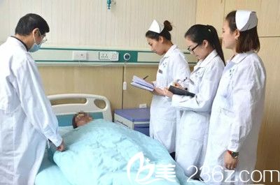 時(shí)院長(zhǎng)與美容外科醫(yī)護(hù)人員晨會(huì)交班