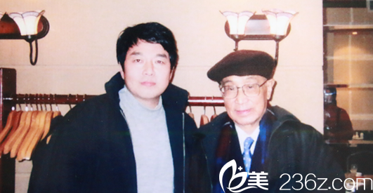 2000年1月 朱云院長(左)與整形外科創(chuàng)始人之一工程院院士張滌生(右)合影 2000年1月 朱云院長(左)與整形外科創(chuàng)始人之一工程院院士張滌生(右)合影