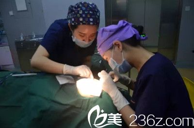 雙眼皮手術(shù)中 