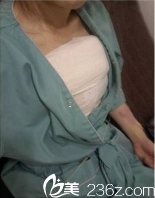 剛做完假體隆胸術后
