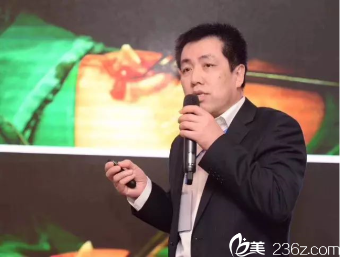 梁曉健專注演講中