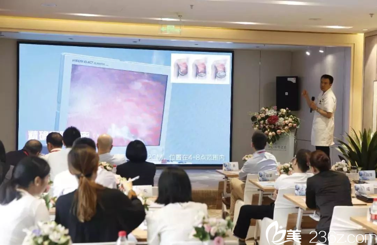 趙敬國(guó)為醫(yī)師們講解胸部整形知識(shí) 趙敬國(guó)為醫(yī)師們講解胸部整形知識(shí)