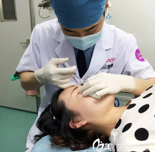 康國(guó)輝注射隆鼻手術(shù)中 康國(guó)輝注射隆鼻手術(shù)中