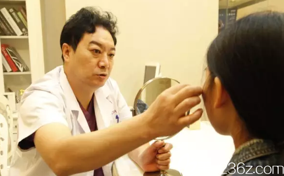 劉光偉醫(yī)生面診中 劉光偉醫(yī)生面診中