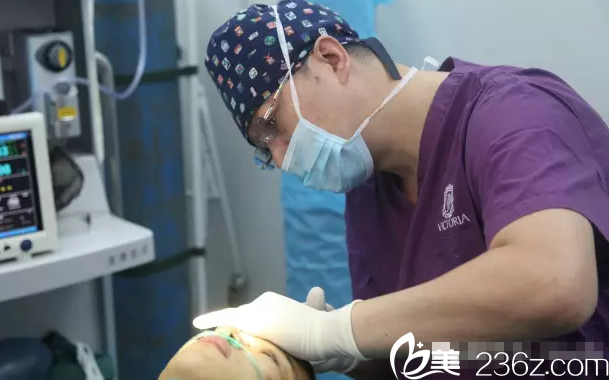 正在手術(shù)中的劉光偉醫(yī)生 正在手術(shù)中的劉光偉醫(yī)生