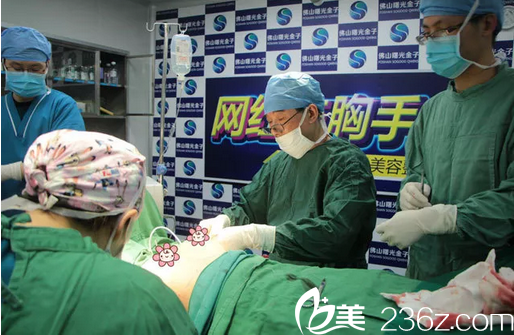 閨蜜在佛山曙光金子找何宜新做隆胸的過(guò)程直播圖