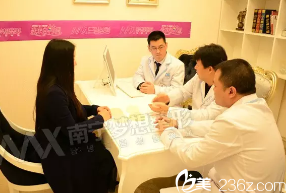 在南寧夢想做假體隆胸手術(shù)前面診