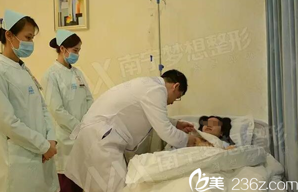 在南寧夢想做假體隆胸手術(shù)后拆線