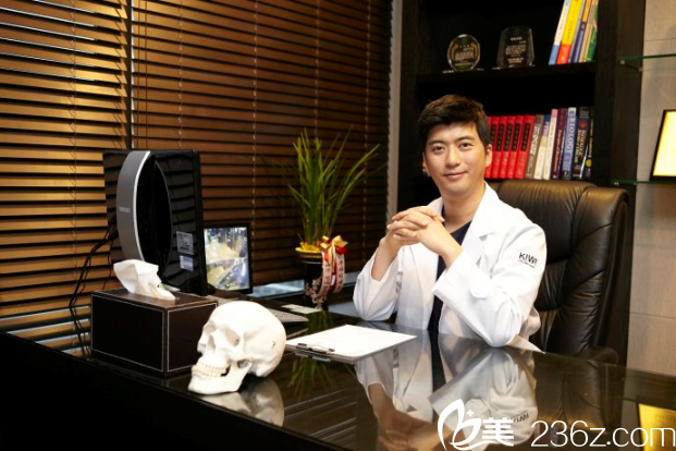 金智勛院長辦公中