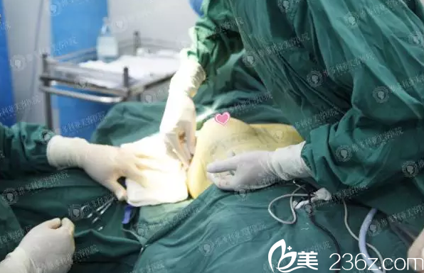 內(nèi)窺鏡假體隆胸手術(shù)過程中 內(nèi)窺鏡假體隆胸手術(shù)過程中