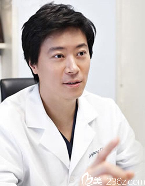 韓國(guó)優(yōu)容整形外科代表院長(zhǎng)崔埈溶