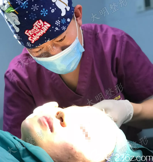 張培鑒院長面部埋線過程