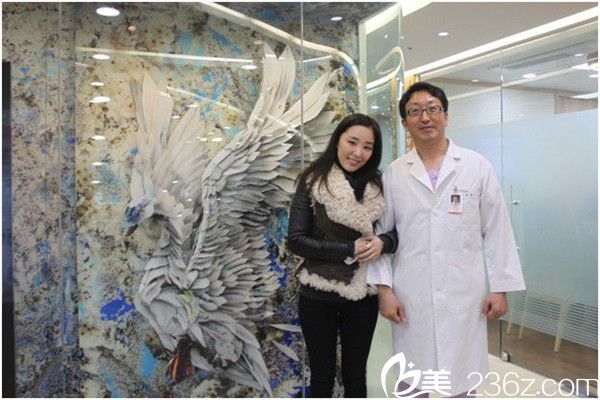 李明鐘院長(zhǎng)與明星合影 李明鐘院長(zhǎng)與明星合影