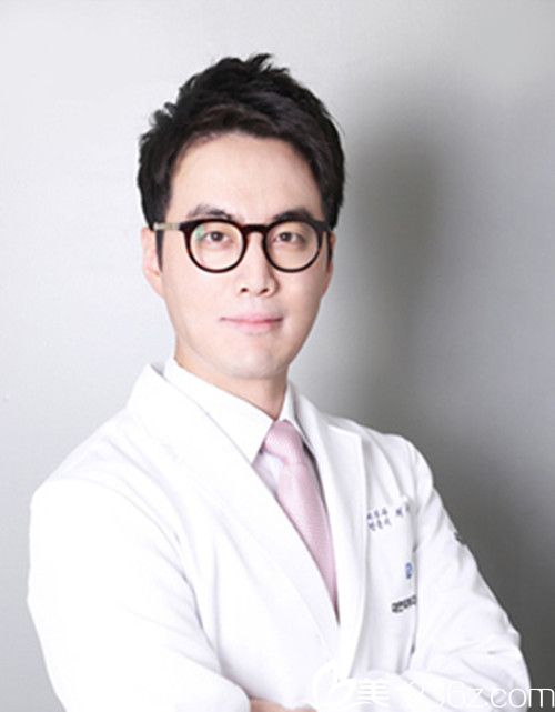韓國(guó)諾寶絲整形醫(yī)院院長(zhǎng)崔圭援 韓國(guó)諾寶絲整形醫(yī)院院長(zhǎng)崔圭援