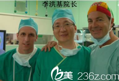 韓國(guó)美知整形醫(yī)院李洪基院長(zhǎng)(圖中)照片 韓國(guó)美知整形醫(yī)院李洪基院長(zhǎng)(圖中)照片