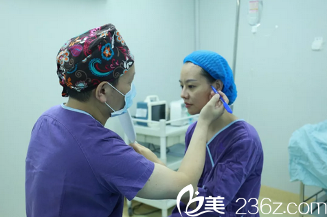 深圳美加美陳群院長在給我做術(shù)前設(shè)計 深圳美加美陳群院長在給我做術(shù)前設(shè)計