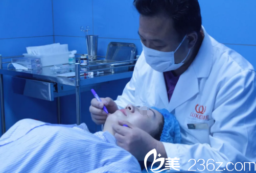 注射玻尿酸豐下巴過程中 注射玻尿酸豐下巴過程中