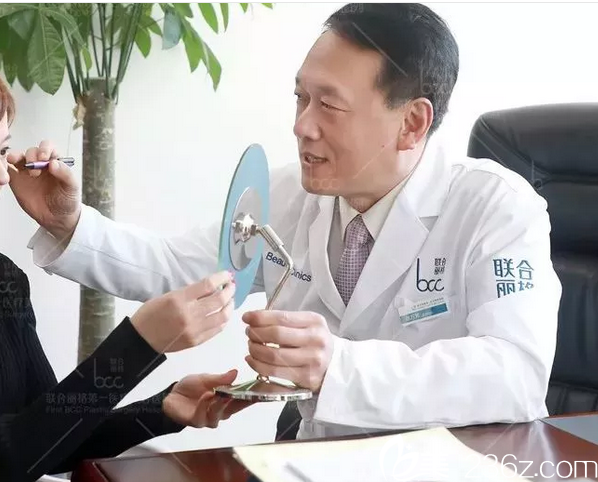 陳萬芳院長(zhǎng)給我面診照 陳萬芳院長(zhǎng)給我面診照