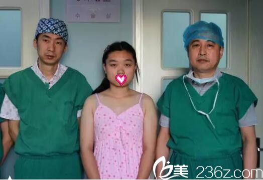 術(shù)前和主刀醫(yī)生合影 術(shù)前和主刀醫(yī)生合影