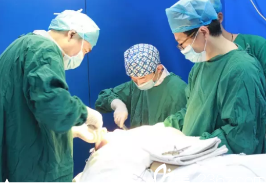 雙眼皮+下頜角整形手術(shù)過(guò)程中 雙眼皮+下頜角整形手術(shù)過(guò)程中