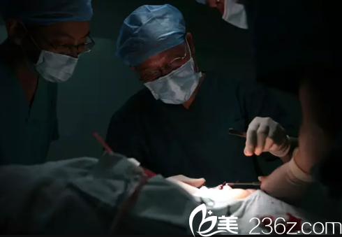 鼻綜合修復手術中