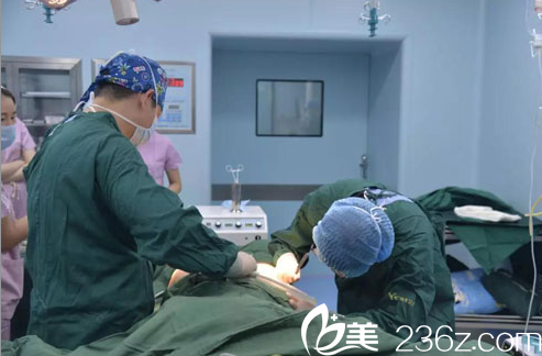 自體脂肪隆胸手術(shù)中 自體脂肪隆胸手術(shù)中