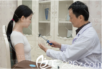 馮輝利院長給小嬰面診 馮輝利院長給小嬰面診