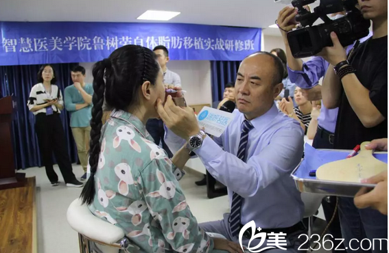 魯樹榮院長現(xiàn)場操作